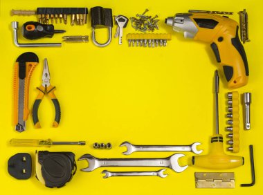 Sarı arka planda el işi ve tamir için sarı set aletleri ve aletler. Babalar Günü konsepti