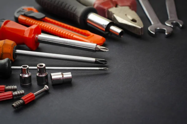 Çalışmak için bir çok farklı kırmızı araç kümesi arasında çekiç anahtarı bit pense, tornavida, kağıt bıçağı, tornavida nozülü, siyah arkaplan anahtarı yer almaktadır. 