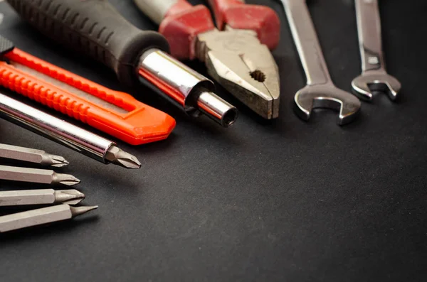 Çalışmak için bir çok farklı kırmızı araç kümesi arasında çekiç anahtarı bit pense, tornavida, kağıt bıçağı, tornavida nozülü, siyah arkaplan anahtarı yer almaktadır. 