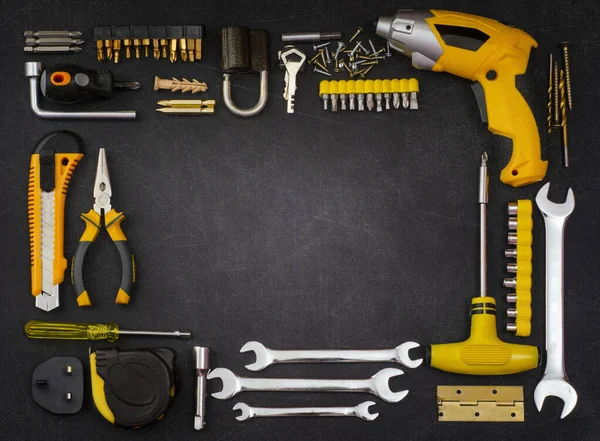 Sarı set aletleri ve el işi için aletler ve çizik siyah arka planda düzeltmeler. Babalar Günü konsepti.