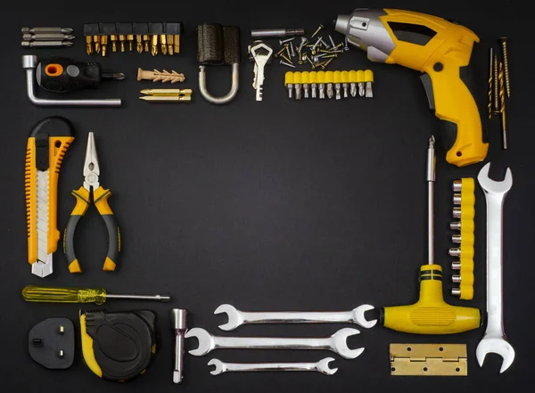 Sarı set aletleri ve el işi için aletler ve çizik siyah arka planda düzeltmeler. Babalar Günü konsepti.