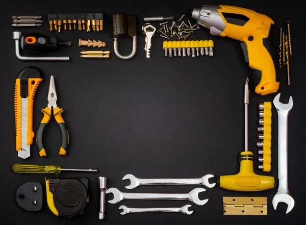 Sarı set aletleri ve el işi için aletler ve çizik siyah arka planda düzeltmeler. Babalar Günü konsepti.