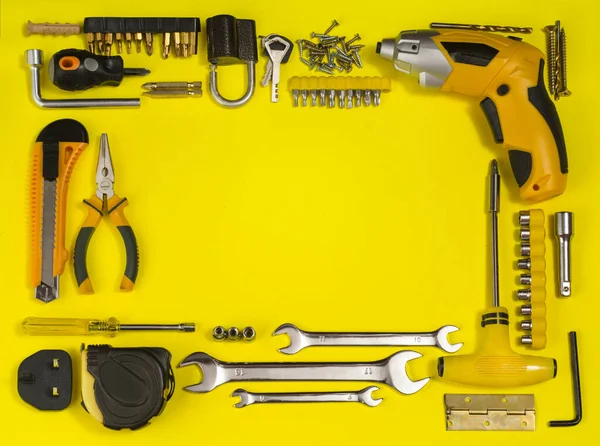 黄色のセットツールと手作業の道具黄色の背景を修正します 父の日の概念 — ストック写真