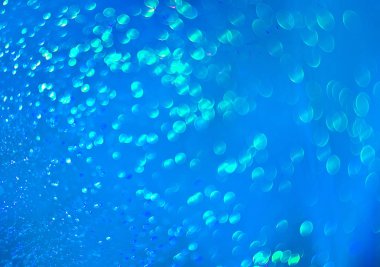 Parlayan su damlaları ile mavi arka plan  