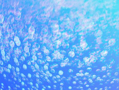 Turkuaz arka planda parlayan su damlaları