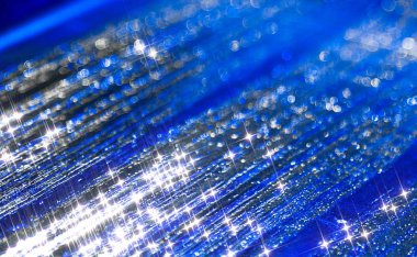 Mavi arka planda su damlacıklarının parıltısı