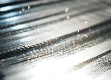 Siyah arkaplanda gümüş çizgiler