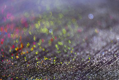 Siyah arkaplanda su damlacıklarının parıltısı