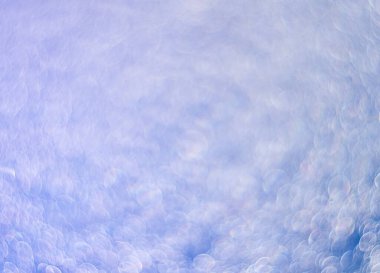 Parlak su damlalarıyla gökyüzü mavisi arkaplan