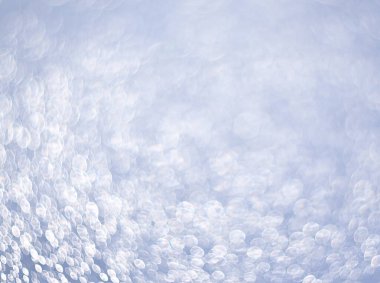 Parlak su damlalarıyla açık mavi arkaplan