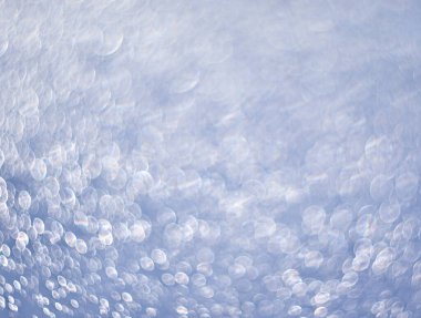 Parlak su damlalarıyla açık mavi arkaplan