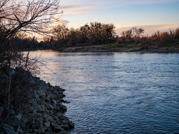 Paisagem pacífica do pôr-do-sol de inverno no baixo rio americano — Fotografia de Stock