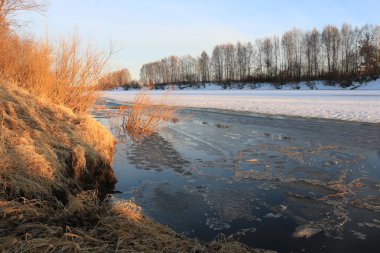 Bahar buz drift Nehri üzerinde 