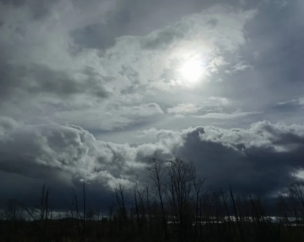 El sol brilla entre las nubes — Foto de Stock