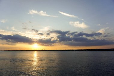 Akşamları sakin bir nehir.