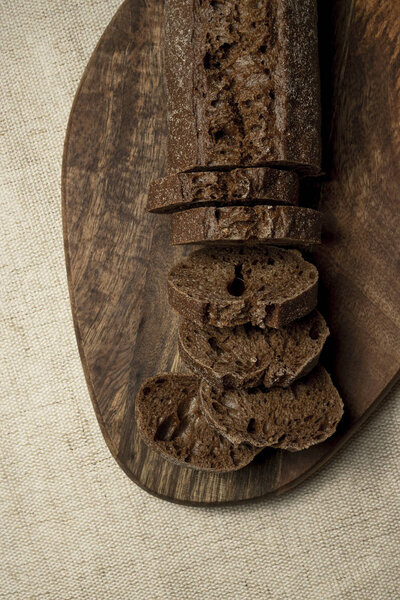 нарезанный ржаной хлеб на деревянной доске