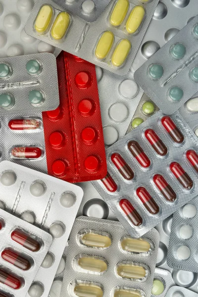 Flerfärgade piller, kapslar och vitaminer i kaotisk platt låg — Stockfoto