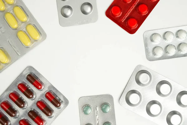Tabletter, piller, kapslar och vitaminer platt låg i ringen — Stockfoto