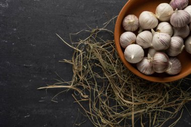 Kil tabakta ve samanlıkta tek sarımsak.