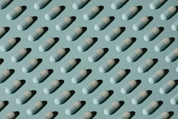 Modello pillole verdi su sfondo verde . — Foto Stock