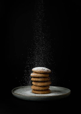 Kil tabaktaki yulaf ezmesi kurabiyelerini serpiyorum.