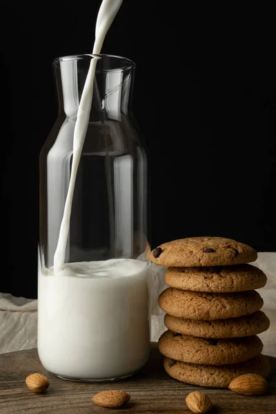 Galletas Avena Con Chocolate Almendras Leche Vierte Una Botella Transparente —  Fotos de Stock