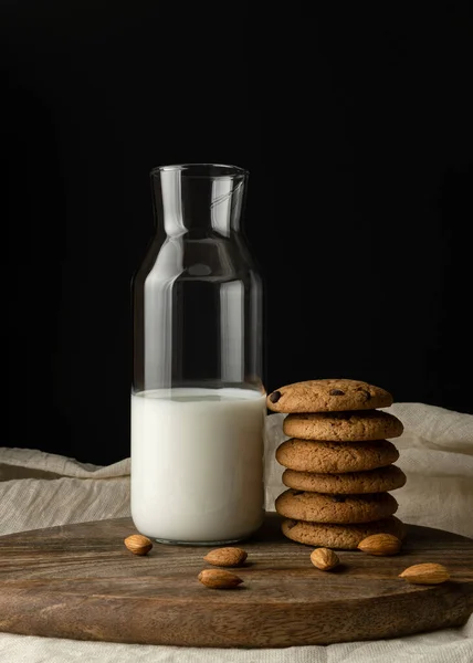 Galletas Avena Con Trozos Chocolate Almendras Leche Una Botella Vidrio —  Fotos de Stock