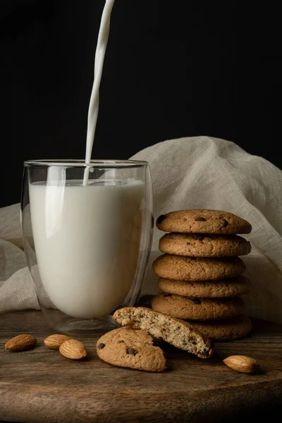 Biscoitos Aveia Com Pedaços Chocolate Amêndoa Leite Derramado Copo Transparente — Fotografia de Stock