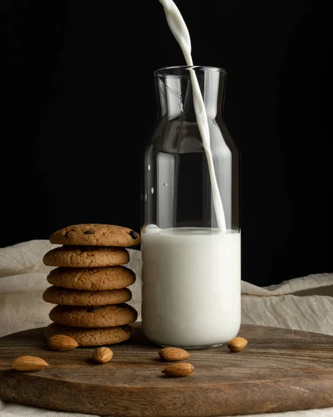 Haverkoekjes Met Stukjes Chocolade Amandel Melk Wordt Gegoten Een Glazen — Stockfoto
