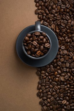 Kahve çekirdekleri çerçeveyi iki parçaya ve kahve çekirdekleri ile dolu bir fincana böldü. Düz yatıyordu