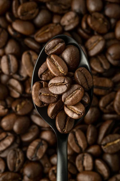 흑색 금속 숟가락에 들어 있는 커피콩 — 스톡 사진