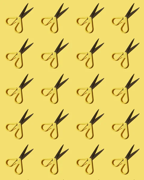 Πολύχρωμο μοτίβο: ψαλίδι χαρτικών σε κίτρινο φόντο επίπεδη θέσει. Κάθετη φωτογραφία. — Φωτογραφία Αρχείου