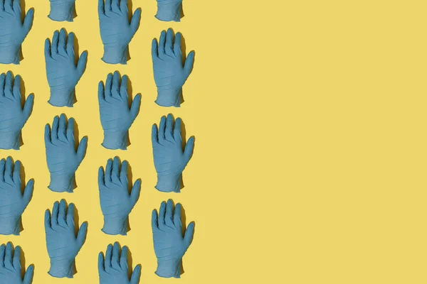 Синие медицинские перчатки на жёлтом фоне. Красочный современный узор . — стоковое фото