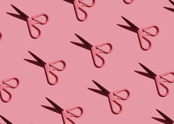 Барвистий візерунок: канцелярські ножиці на рожевому фоні плоский — стокове фото