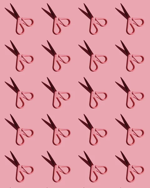 Барвистий візерунок: канцелярські ножиці на рожевому фоні плоский. Вертикальне фото . — стокове фото