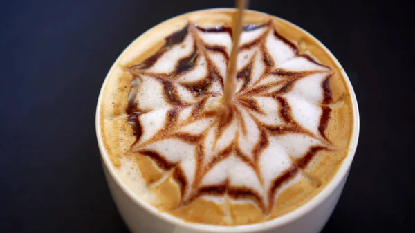 Kahve Dükkanında Ahşap Masada Sıcak Kapuçino — Stok fotoğraf