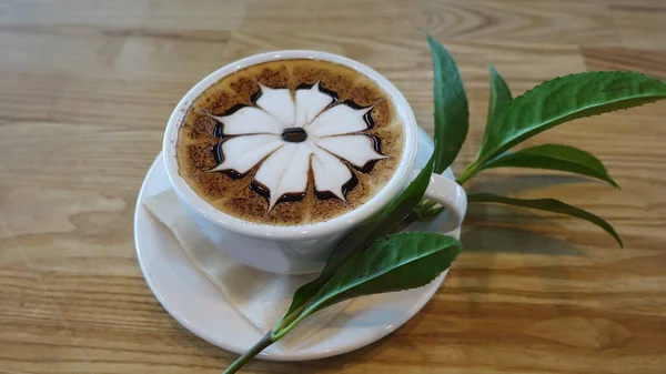 Kahve Dükkanında Ahşap Masada Sıcak Kapuçino — Stok fotoğraf