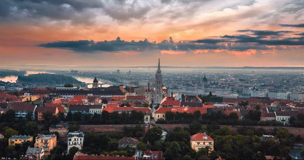 空中风景五彩斑斓的布达佩斯戏剧性的天空 — 图库照片