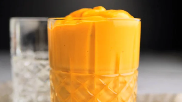 Batido Tropical Vaso Con Mango — Foto de Stock