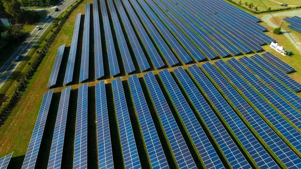 Вид Сонячні Панелі Сонячний День Енергетична Ферма Виробляє Чисту Енергію — стокове фото
