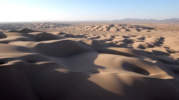 落日笼罩在沙漠的沙丘上 — 图库照片