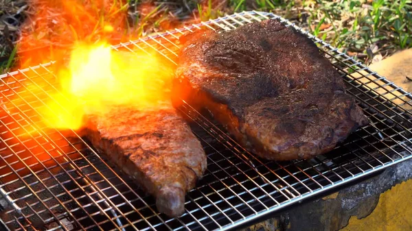 Steaky Výstřel Výběrovým Zaměřením Šťavnaté Médium Hovězí Maso — Stock fotografie