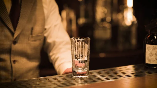 Барман Наливає Свіжий Алкогольний Напій Скляну Стійку Тлом — стокове фото