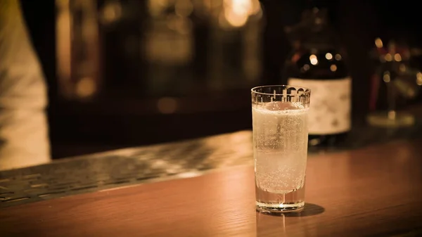 Barmen Arka Plandaki Barın Barına Taze Alkollü Içki Dolduruyor — Stok fotoğraf