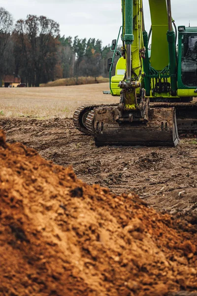 现代挖掘机在农田上进行挖掘工作 — 图库照片