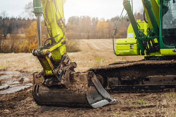 现代挖掘机在农田上进行挖掘工作 — 图库照片