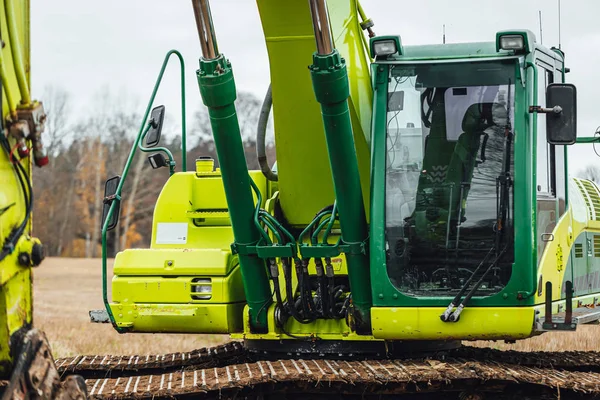 近代的な掘削機は 農場分野で掘削作業を実行します — ストック写真
