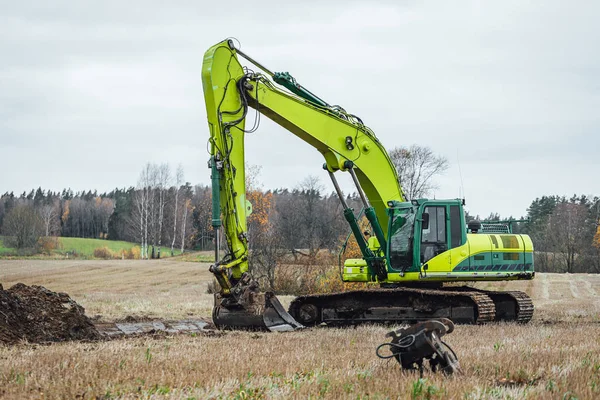 Modern Excavator Performs Excavation Work Farm Field — Stock Photo, Image