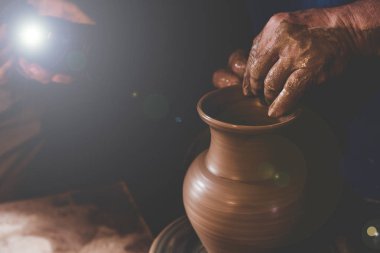 Çömlek atölyesinde vazo yapan profesyonel çömlekçi.