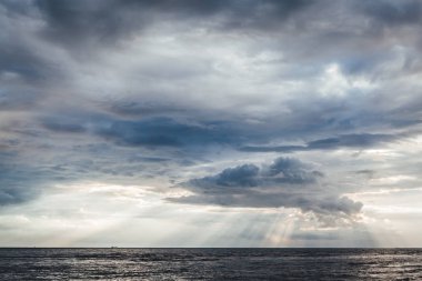 Deniz kenarında akşam, gün batımında deniz manzarası